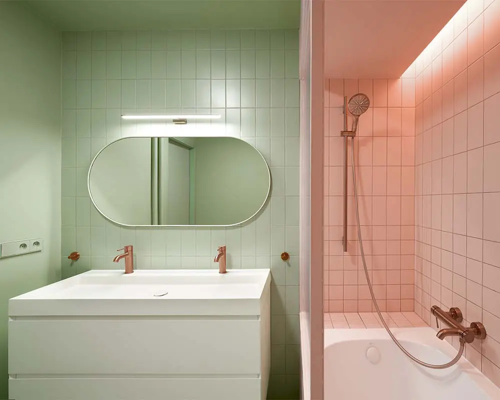 Un núcleo verde organiza la vida cotidiana en este apartamento renovado en praga