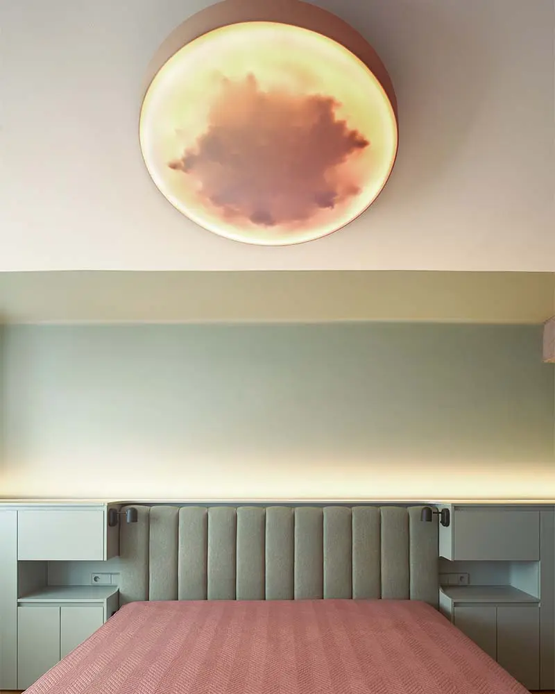 Un núcleo verde organiza la vida cotidiana en este apartamento renovado en praga