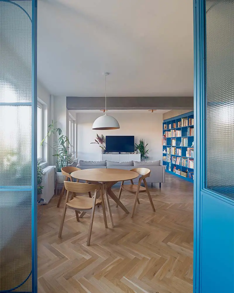 Un núcleo verde organiza la vida cotidiana en este apartamento renovado en praga