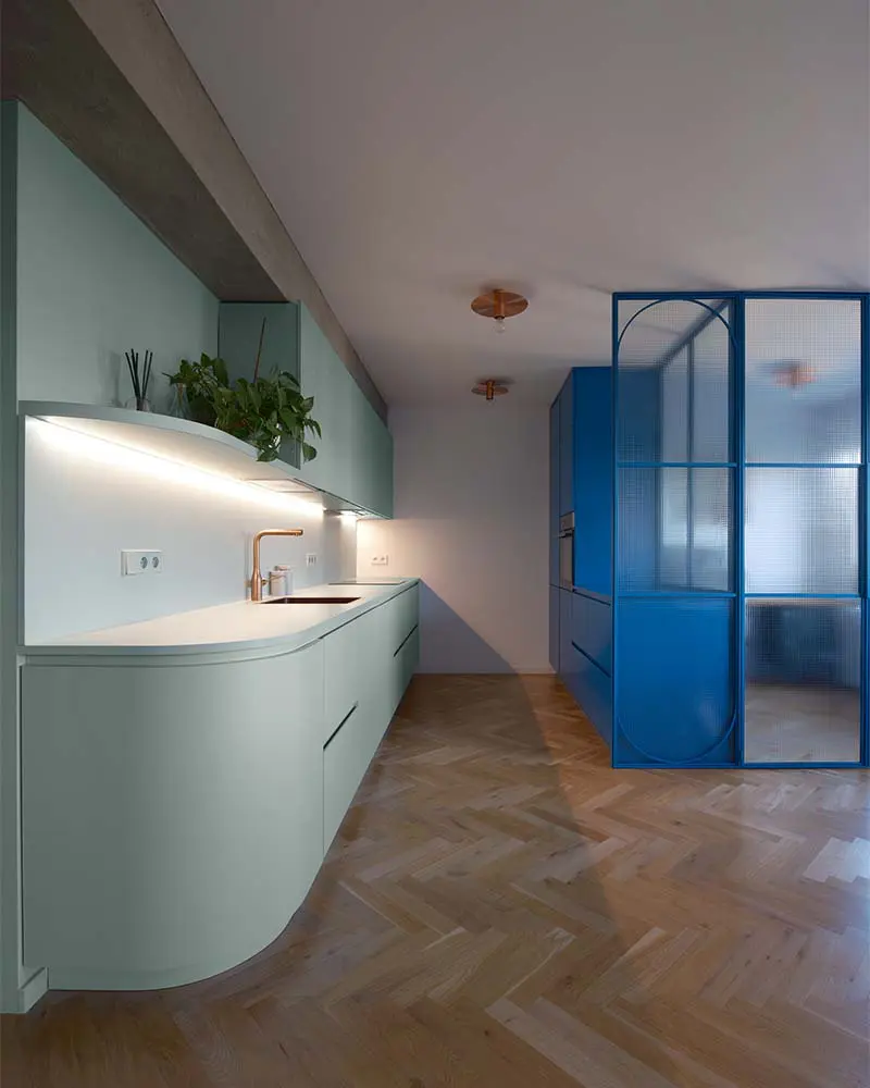 Un núcleo verde organiza la vida cotidiana en este apartamento renovado en praga