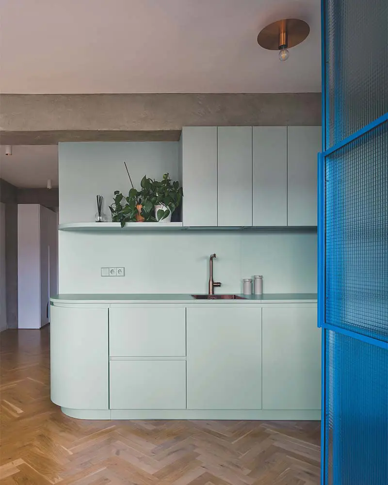 Un núcleo verde organiza la vida cotidiana en este apartamento renovado en praga