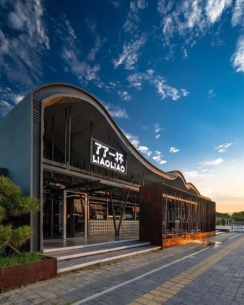 Un café revestido de acero cuyo techo ondulado evoca las antiguas montañas de china