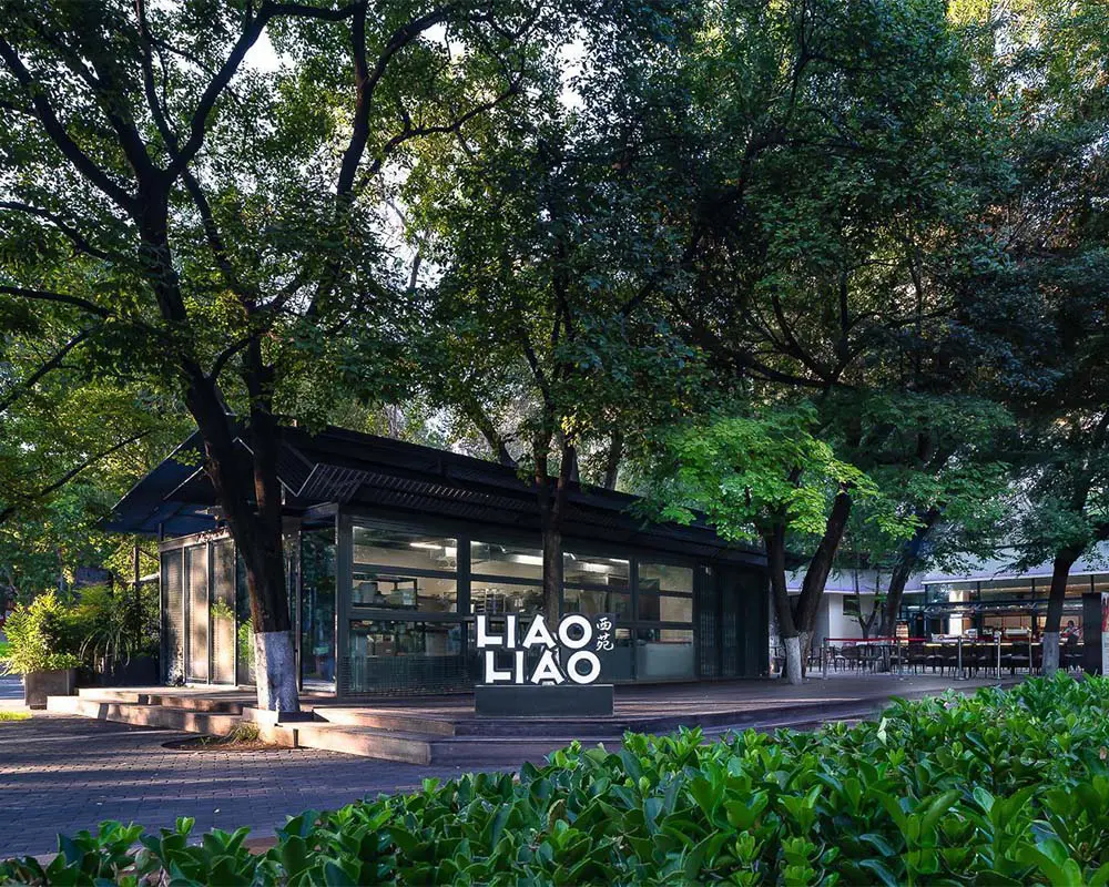 Un café revestido de acero cuyo techo ondulado evoca las antiguas montañas de china