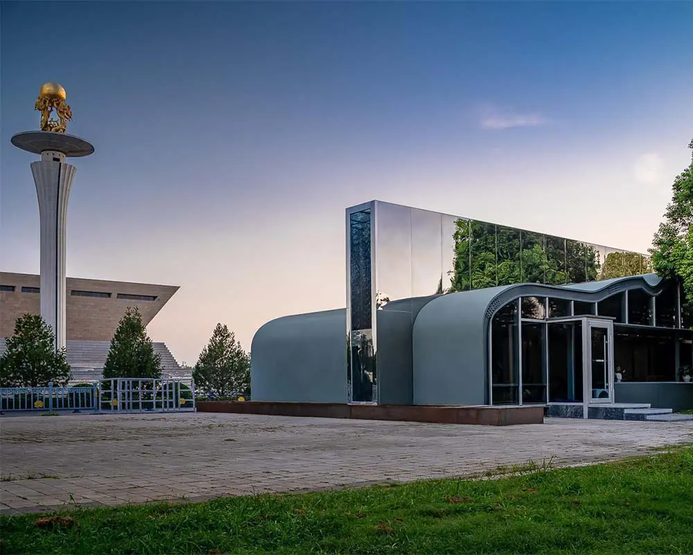 Un café revestido de acero cuyo techo ondulado evoca las antiguas montañas de china