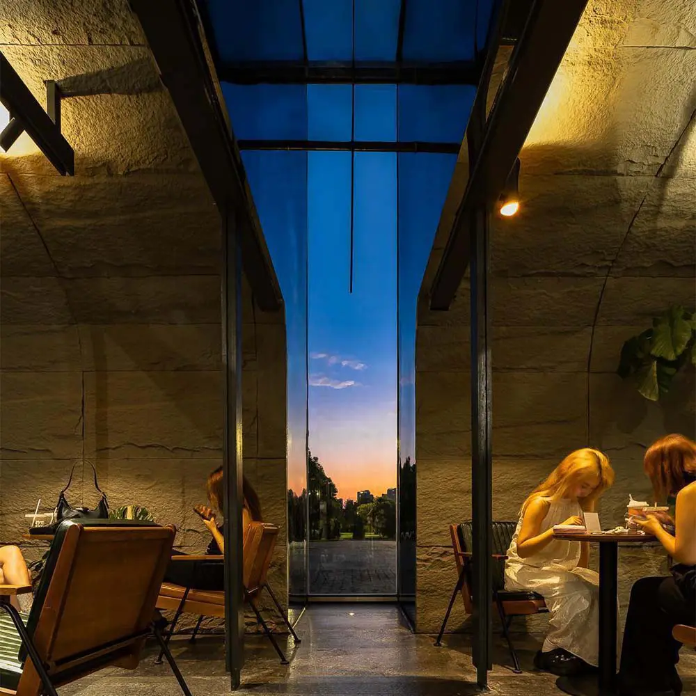 Un café revestido de acero cuyo techo ondulado evoca las antiguas montañas de china