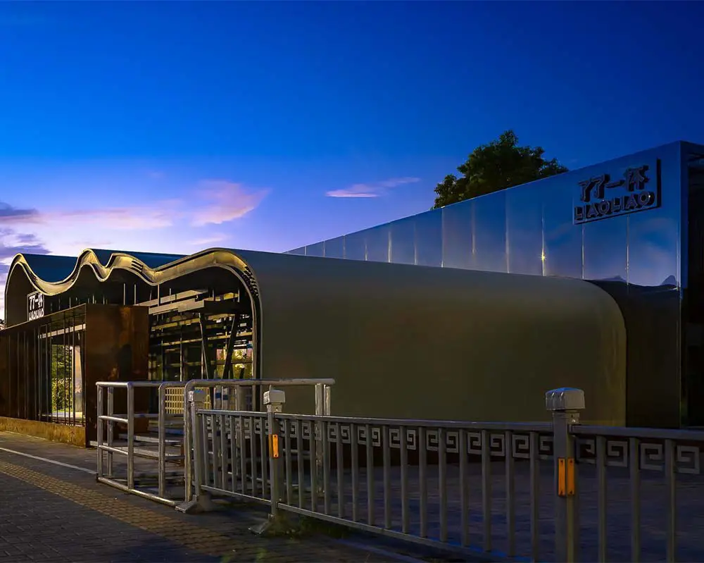 Un café revestido de acero cuyo techo ondulado evoca las antiguas montañas de china