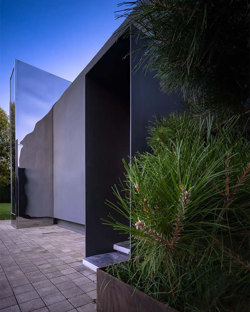 Un café revestido de acero cuyo techo ondulado evoca las antiguas montañas de china