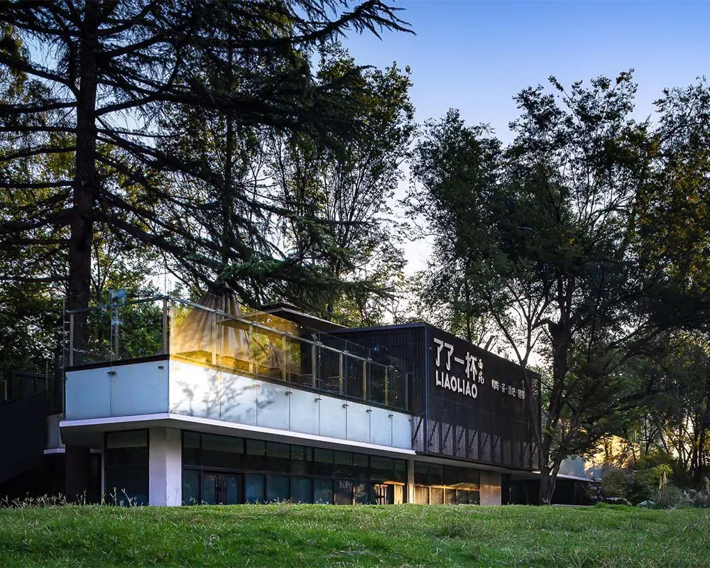 Un café revestido de acero cuyo techo ondulado evoca las antiguas montañas de china