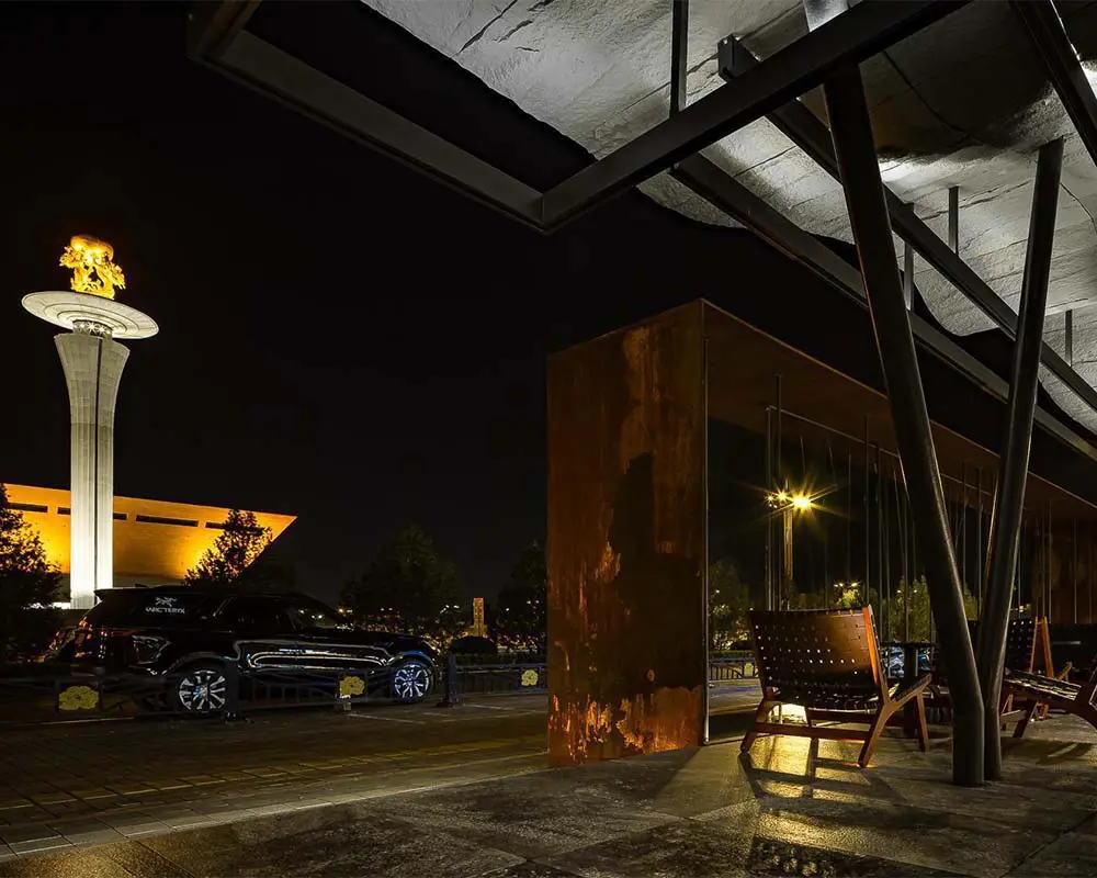 Un café revestido de acero cuyo techo ondulado evoca las antiguas montañas de china