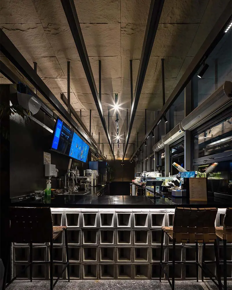 Un café revestido de acero cuyo techo ondulado evoca las antiguas montañas de china