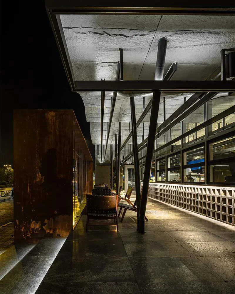 Un café revestido de acero cuyo techo ondulado evoca las antiguas montañas de china