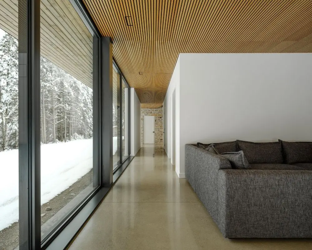 Una vivienda en madera y piedra pensada para envejecer con el entorno Una vivienda en madera y piedra pensada para envejecer con el entorno