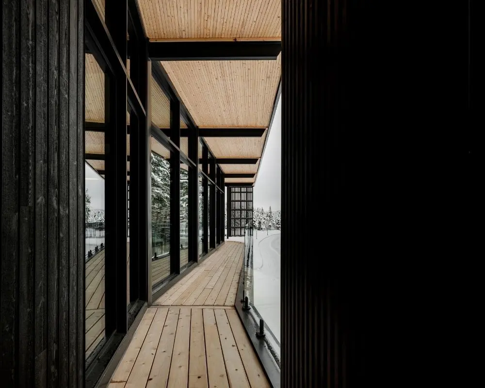 Una vivienda en madera y piedra pensada para envejecer con el entorno Una vivienda en madera y piedra pensada para envejecer con el entorno
