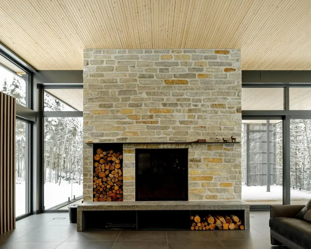 Una vivienda en madera y piedra pensada para envejecer con el entorno Diseño de casa moderna