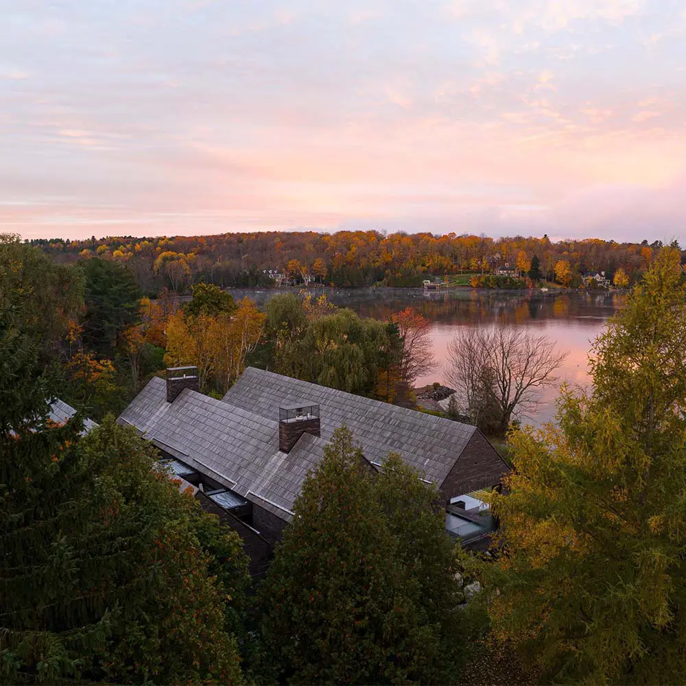 Cuatro casas en una: una obra que celebra la luz, el arte y las estaciones