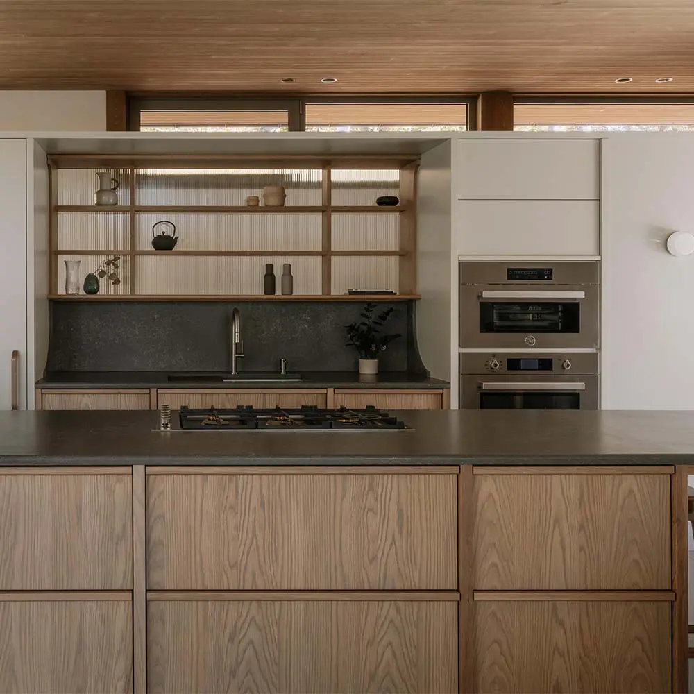 Una casa que se posa sobre el terreno para vivir entre árboles