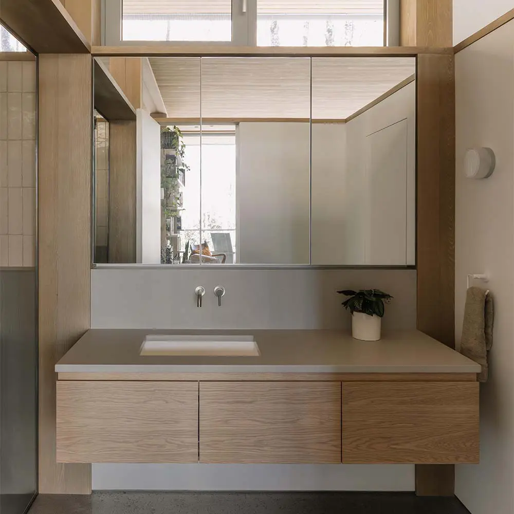 Una casa que se posa sobre el terreno para vivir entre árboles