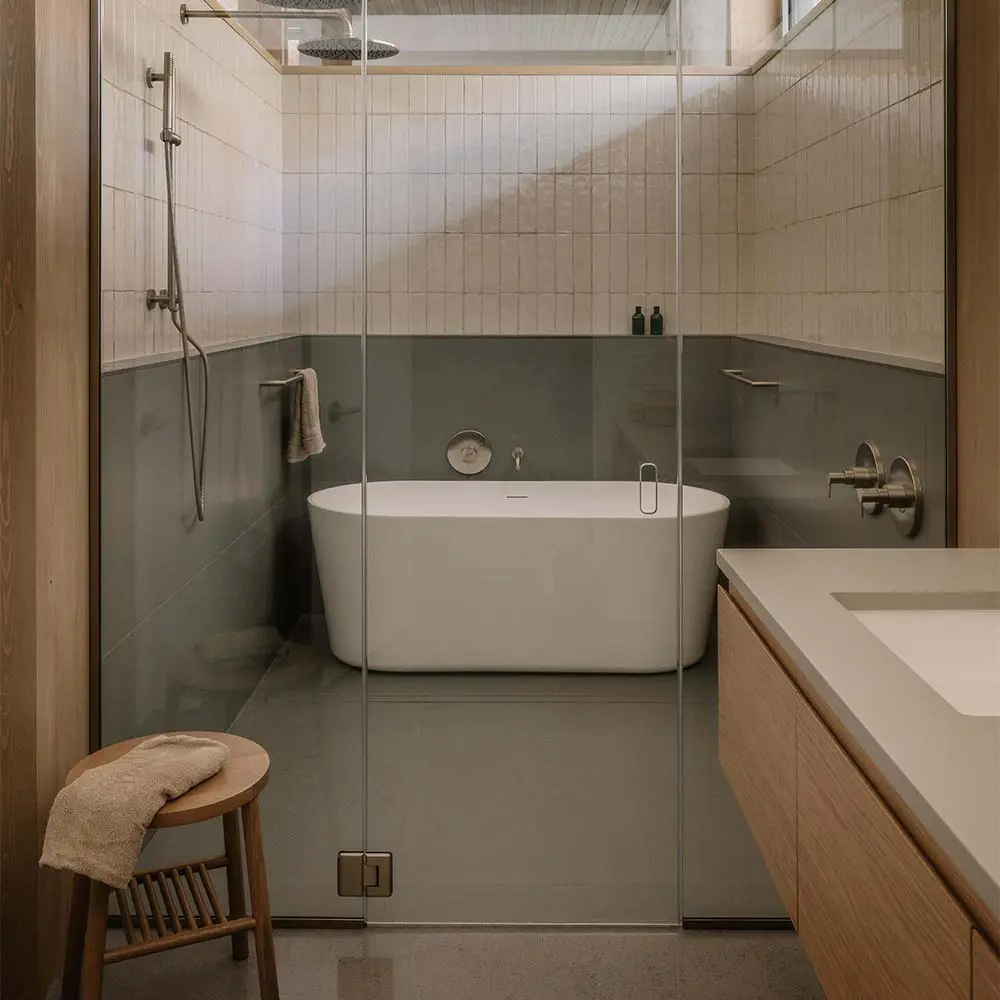 Una casa que se posa sobre el terreno para vivir entre árboles