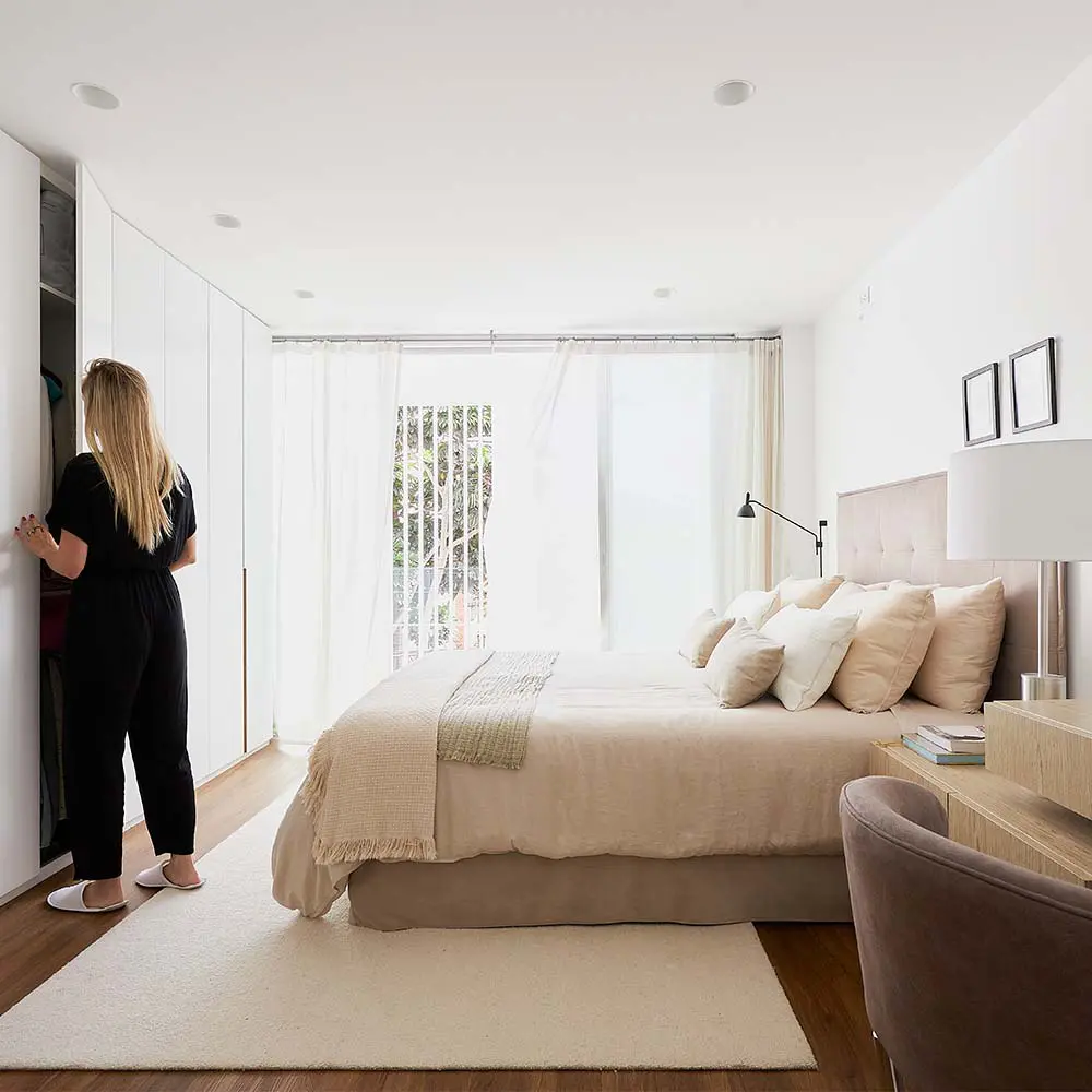 Así se transformó una casa estrecha en un espacio amplio para vivir, crear y soñar Así se transformó una casa estrecha en un espacio amplio para vivir, crear y soñar