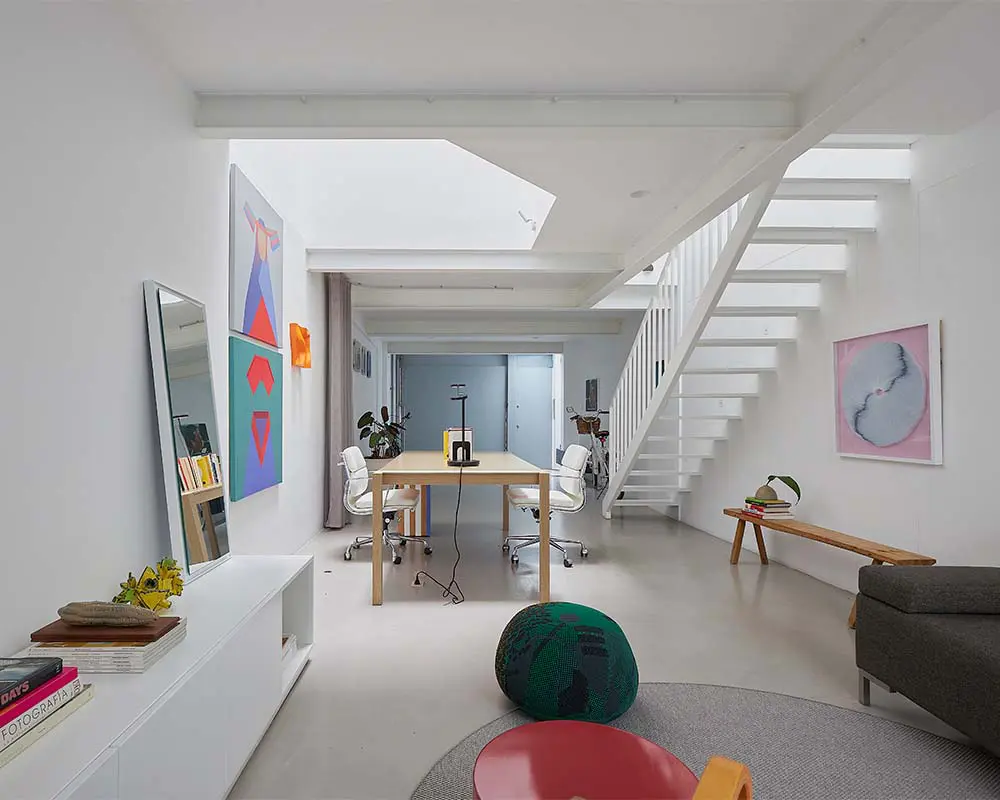 Así se transformó una casa estrecha en un espacio amplio para vivir, crear y soñar Así se transformó una casa estrecha en un espacio amplio para vivir, crear y soñar