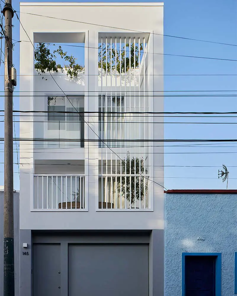 Así se transformó una casa estrecha en un espacio amplio para vivir, crear y soñar Así se transformó una casa estrecha en un espacio amplio para vivir, crear y soñar