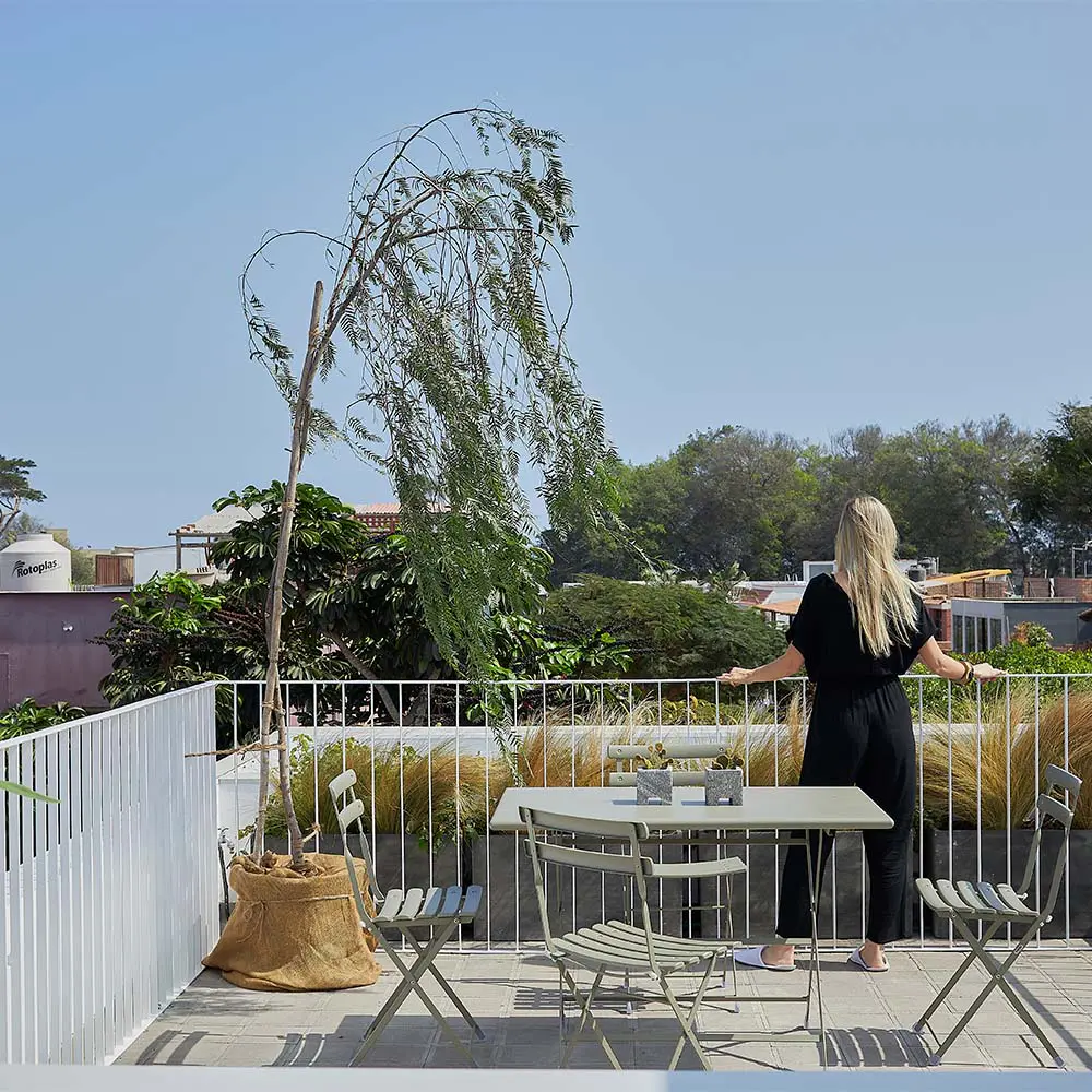Así se transformó una casa estrecha en un espacio amplio para vivir, crear y soñar Así se transformó una casa estrecha en un espacio amplio para vivir, crear y soñar