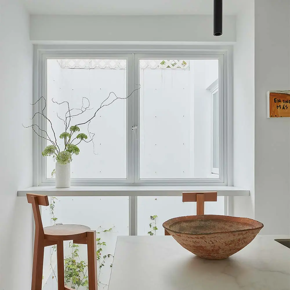 Así se transformó una casa estrecha en un espacio amplio para vivir, crear y soñar Así se transformó una casa estrecha en un espacio amplio para vivir, crear y soñar