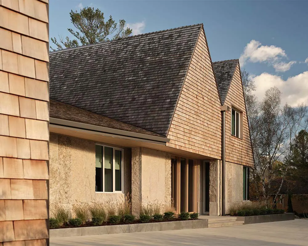 Una casa costera inspirada en la arena, el agua y la piedra natural