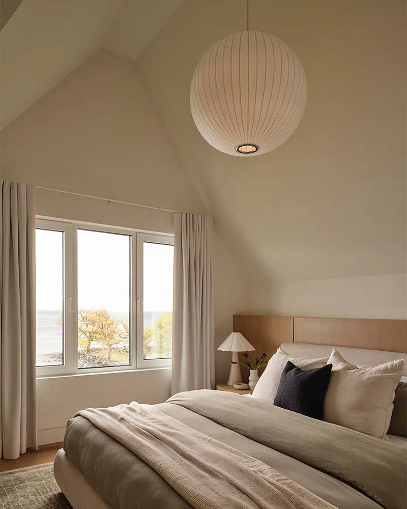 Una casa costera inspirada en la arena, el agua y la piedra natural