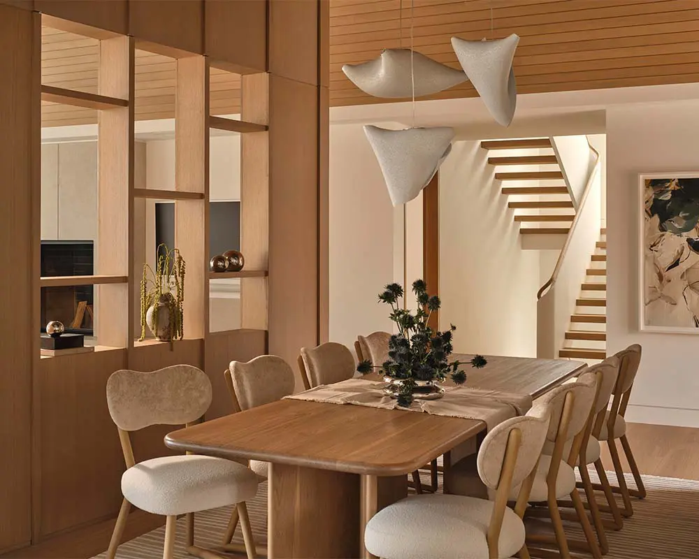 Una casa costera inspirada en la arena, el agua y la piedra natural