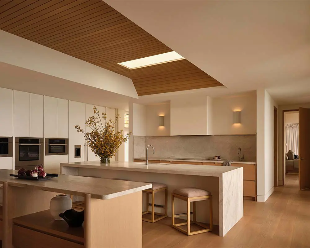 Una casa costera inspirada en la arena, el agua y la piedra natural