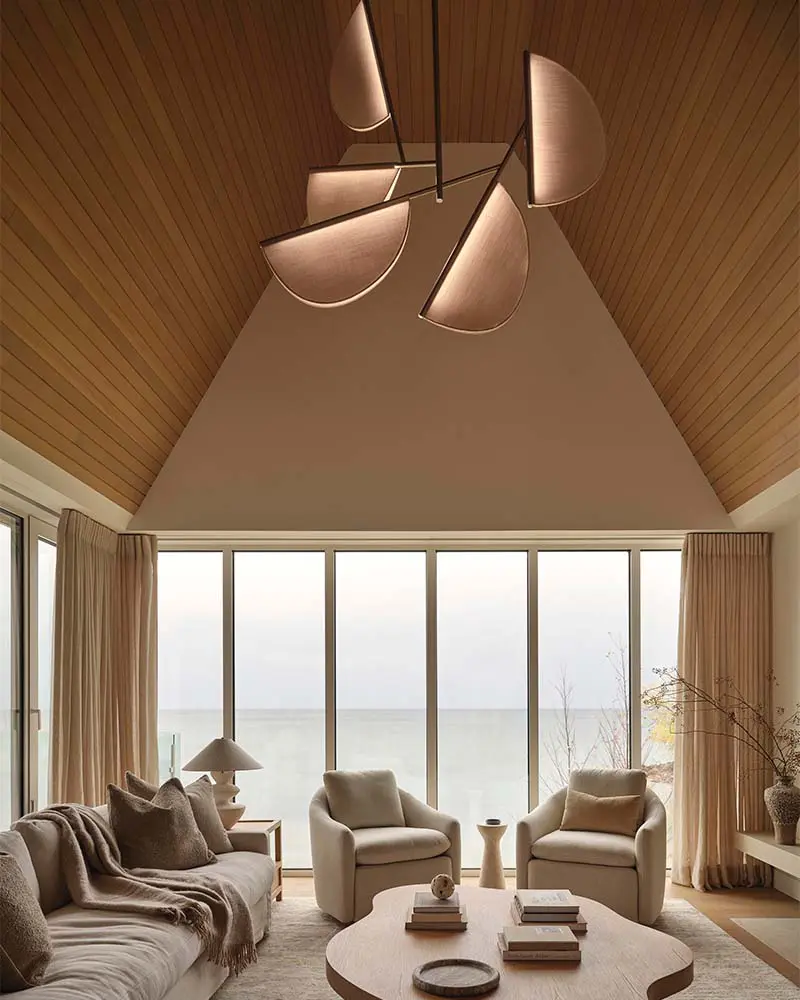 Una casa costera inspirada en la arena, el agua y la piedra natural