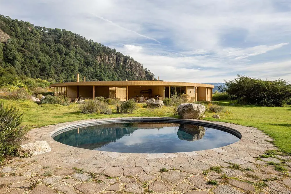 Esta casa en méxico propone una arquitectura experimental que inspira