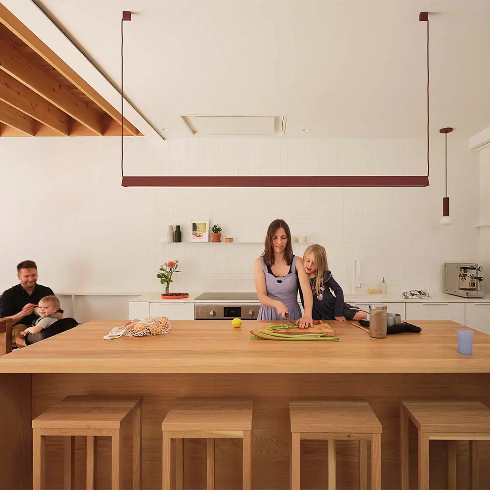 Así se transformó un dúplex para convertirse en una casa flexible y sostenible