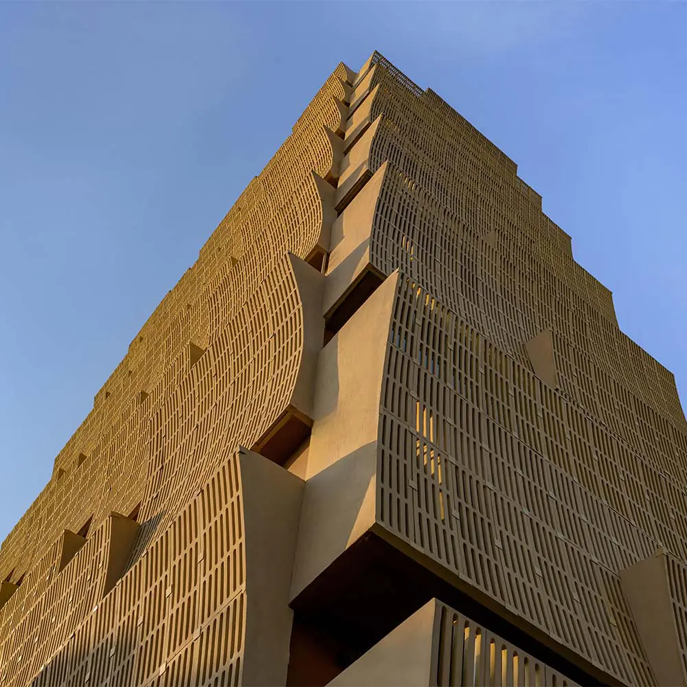 Este edificio en india convierte el clima en su principal aliado