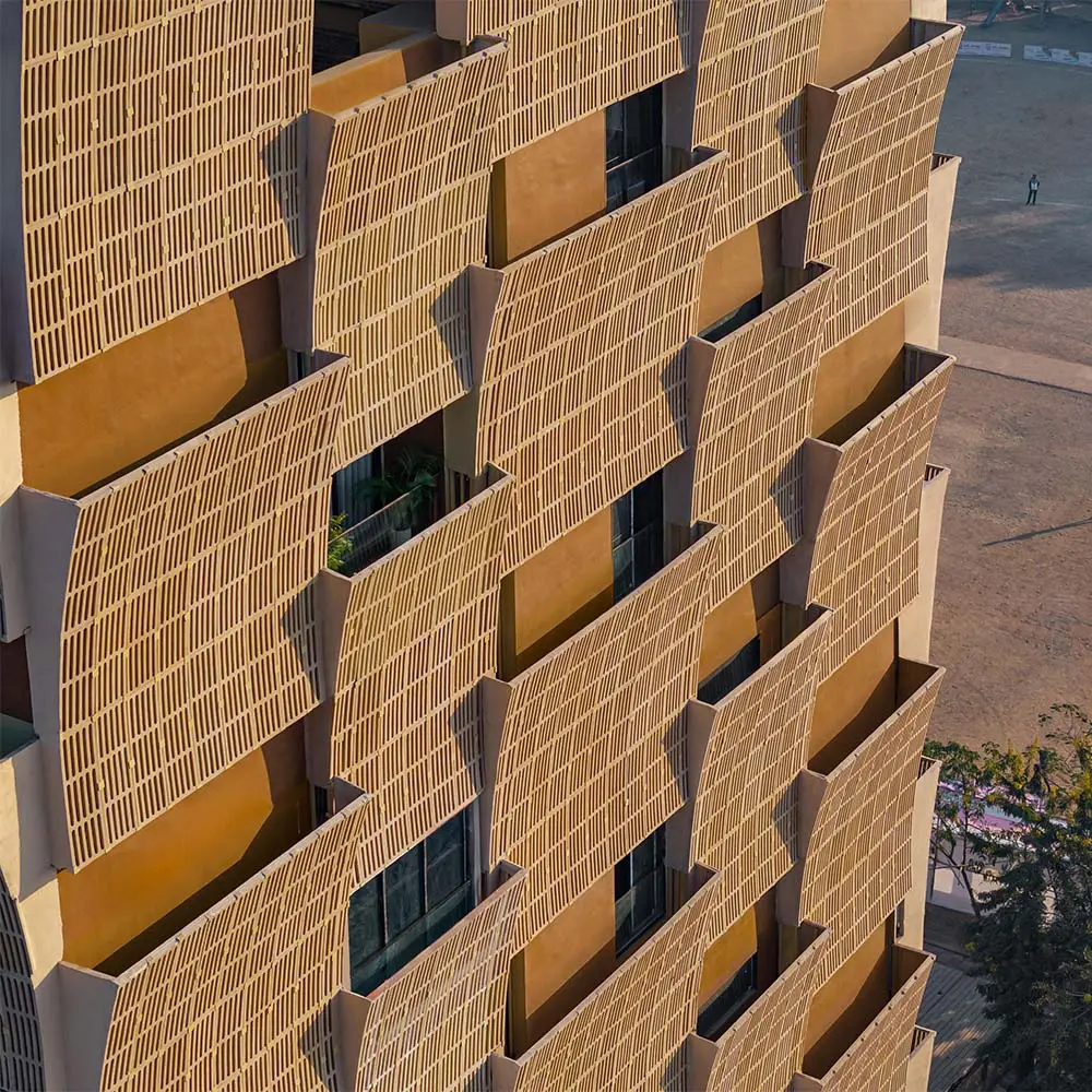 Este edificio en india convierte el clima en su principal aliado