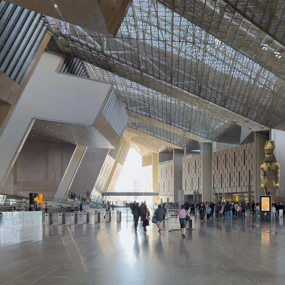 El gran museo egipcio transforma la memoria arqueológica en experiencia espacial