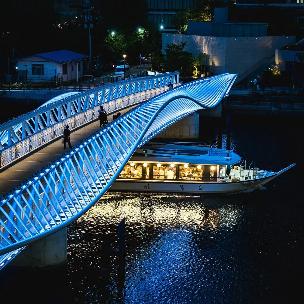 Un puente peatonal premiado que dialoga con el agua y la luz en japón