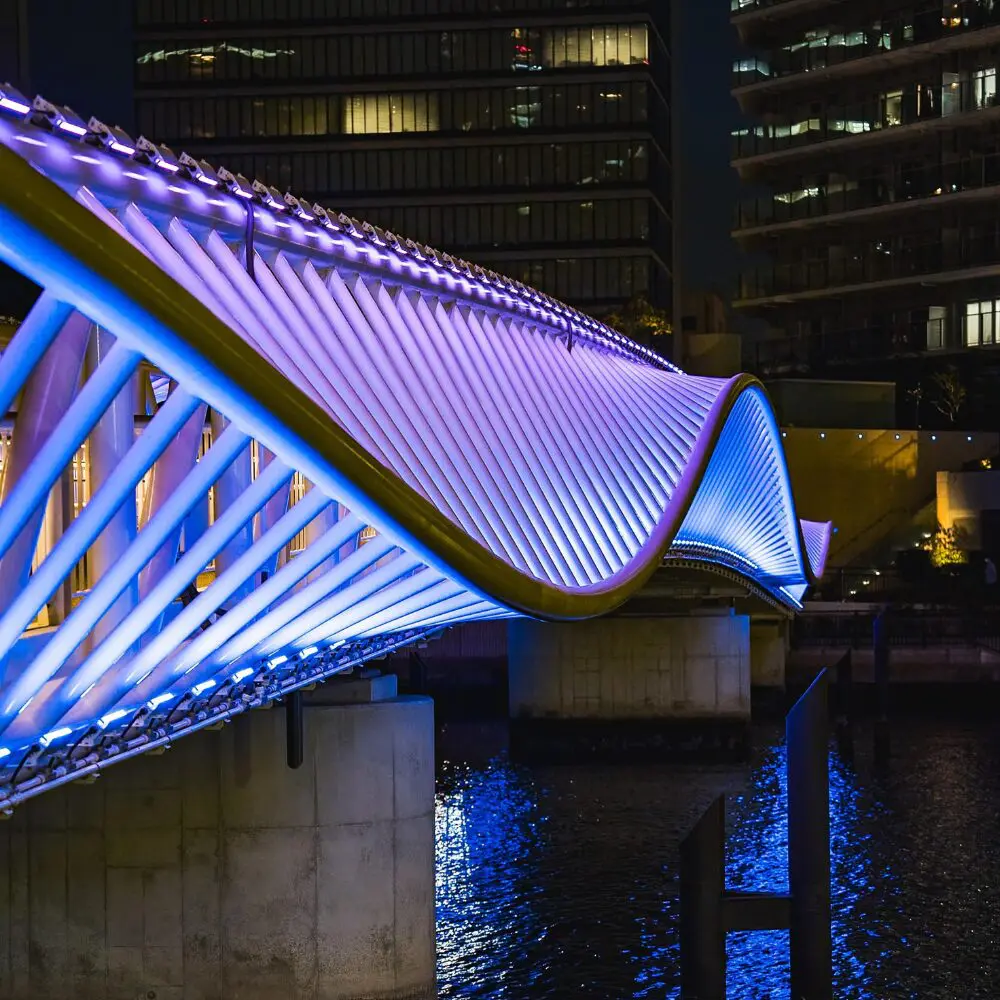 Un puente peatonal premiado que dialoga con el agua y la luz en japón