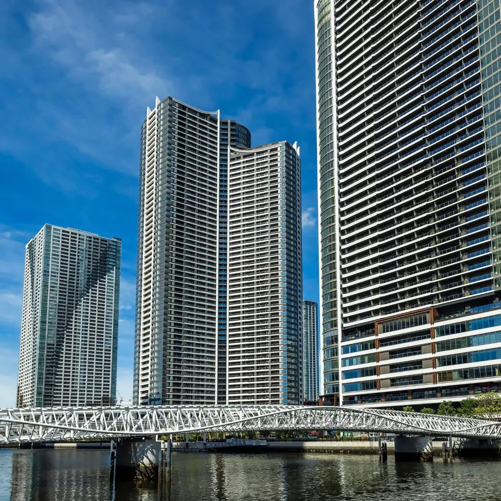 Un puente peatonal premiado que dialoga con el agua y la luz en japón