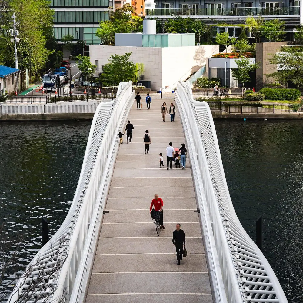 Un puente peatonal premiado que dialoga con el agua y la luz en japón
