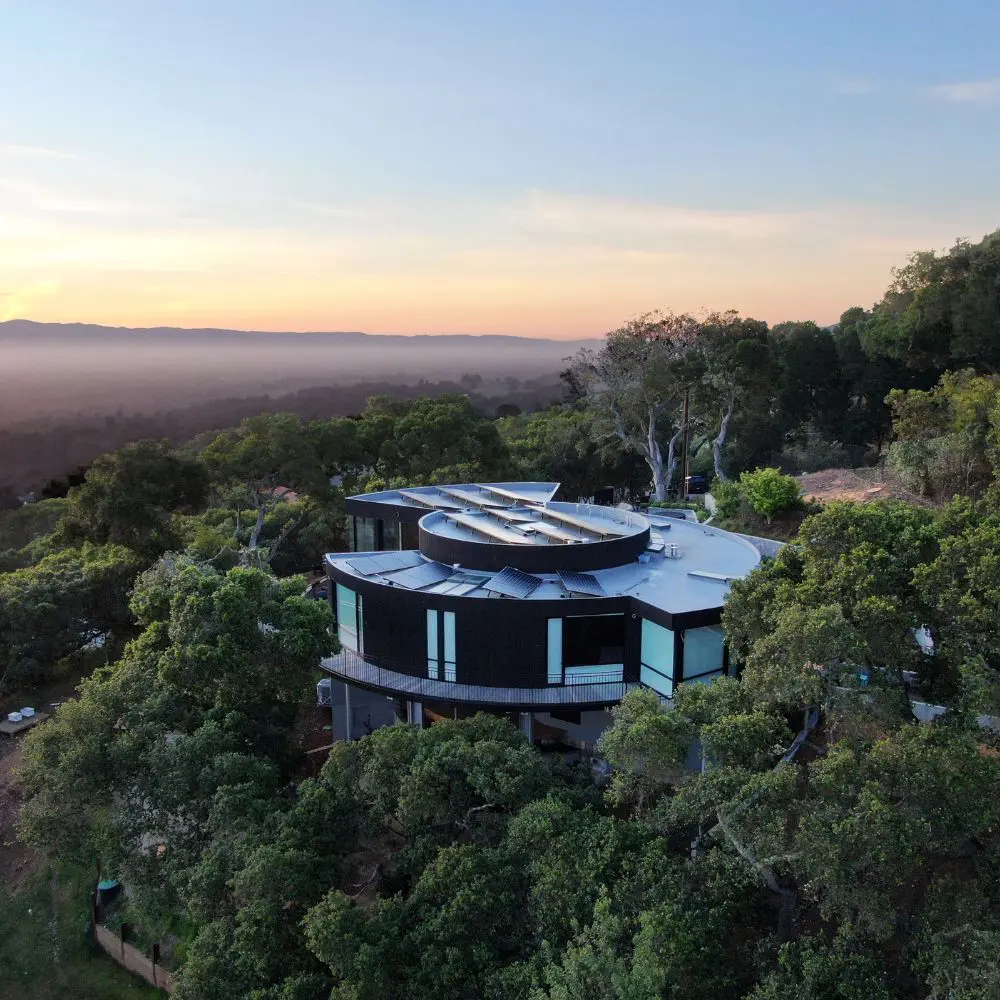 Una casa circular que transforma la vida cotidiana en un recorrido continuo de vistas Una casa circular que transforma la vida cotidiana en un recorrido continuo de vistas