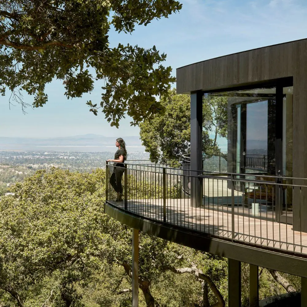 Una casa circular que transforma la vida cotidiana en un recorrido continuo de vistas Una casa circular que transforma la vida cotidiana en un recorrido continuo de vistas