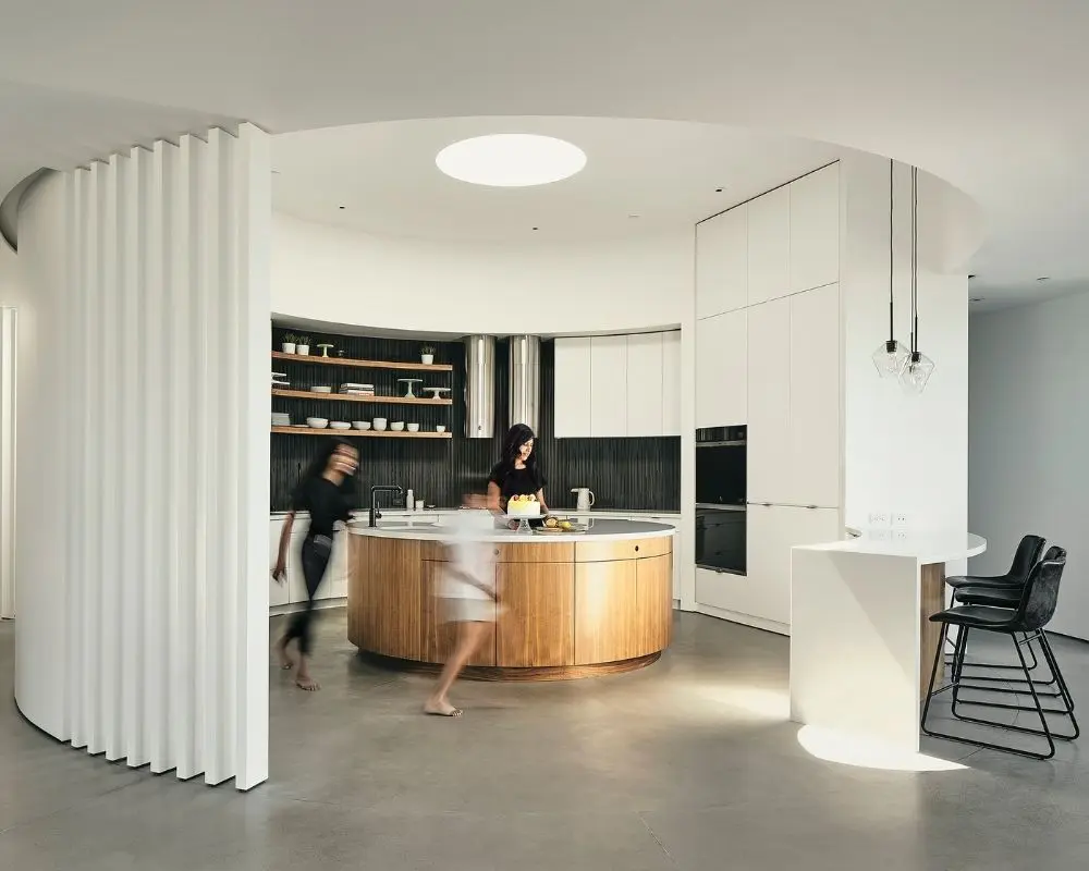 Una casa circular que transforma la vida cotidiana en un recorrido continuo de vistas Una casa circular que transforma la vida cotidiana en un recorrido continuo de vistas
