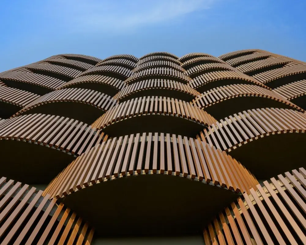 Una torre de oficinas diseñada en una de las ciudades más calurosas de la india