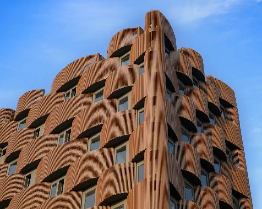 Una torre de oficinas diseñada en una de las ciudades más calurosas de la india