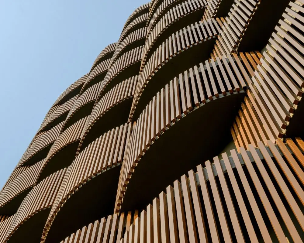 Una torre de oficinas diseñada en una de las ciudades más calurosas de la india