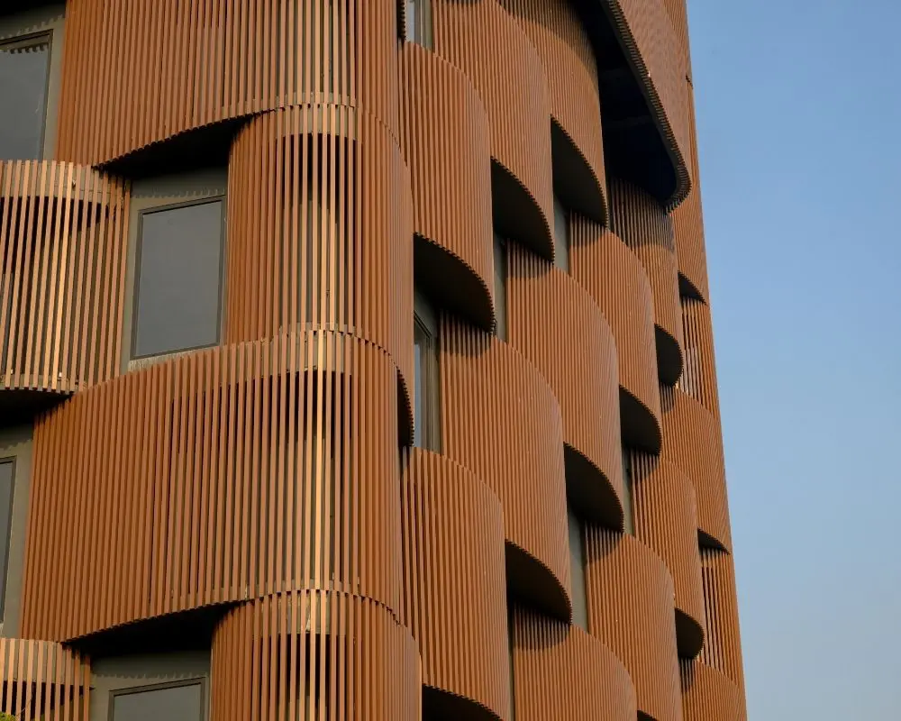 Una torre de oficinas diseñada en una de las ciudades más calurosas de la india