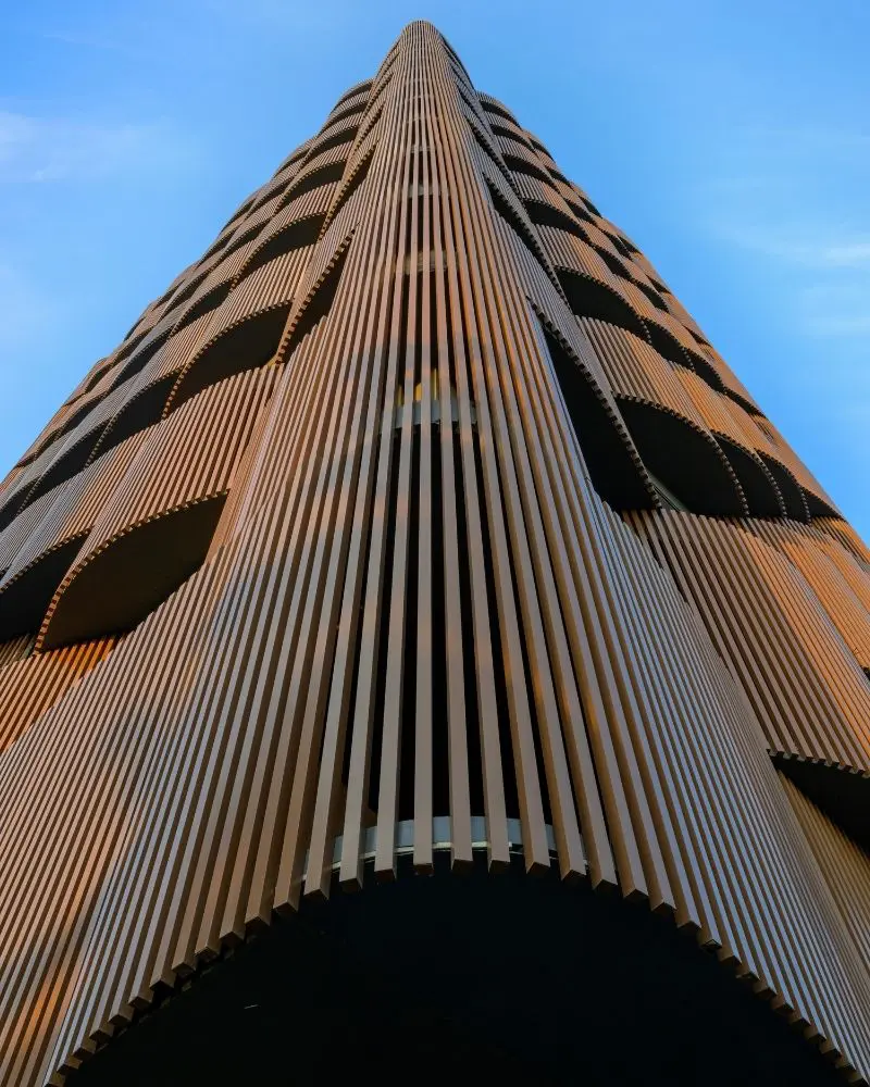 Una torre de oficinas diseñada en una de las ciudades más calurosas de la india