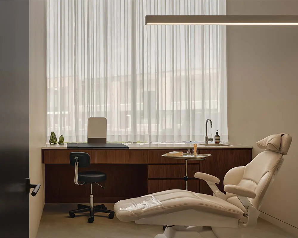 Esta clínica dermatológica en toronto usa la intimidad y luz como estrategia espacial